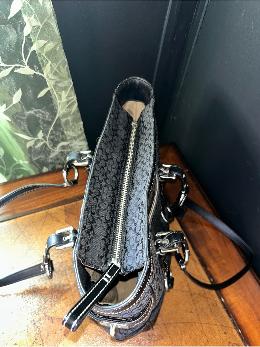 COACH Gallery Tote Signature Black
Jacquard Patent Leather D0849-F12344 - Picture 10 of 17